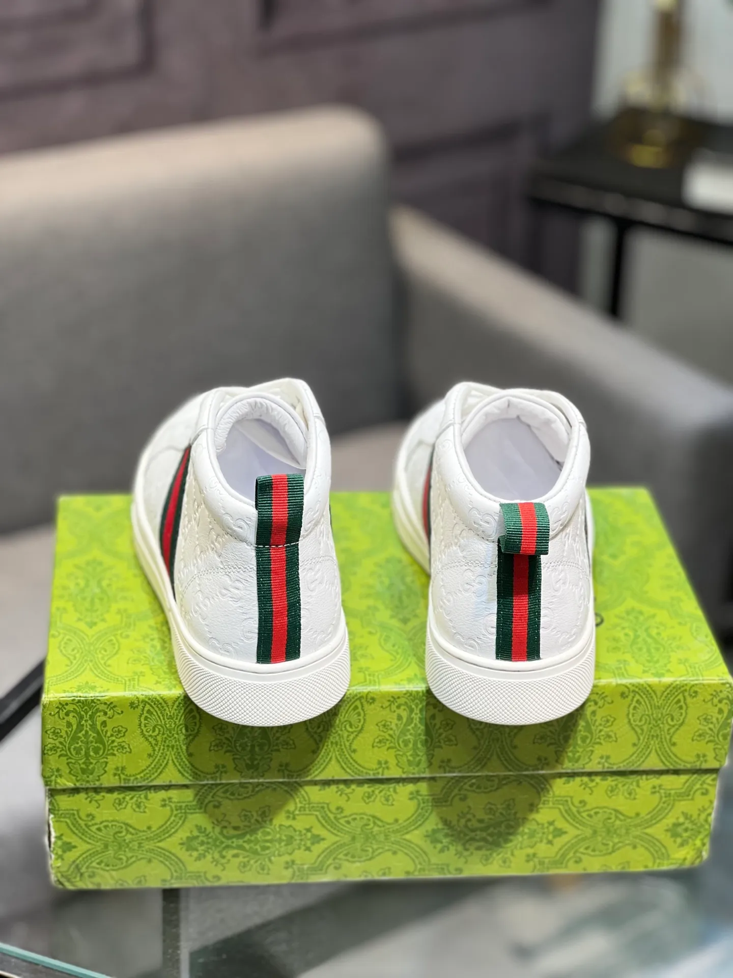 Men's men's shoes 💰460 The new high-top GUCCI (Gucci) counters are launched simultaneously. The new men's shoes, 😘fabrics are selected from imported cowhide, and the lining is sheepskin lining. 👍🏿 High-end ☄️ air-cushion molded anti-slip rubber outsole, exquisite lines, simple and elegant, comfortable and high-end for leisure travel. Code number: 38 to 44 (45 can be customized and cannot be returned or exchanged)
